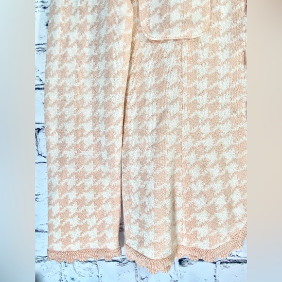 ****SOLD*** Vintage pink and white houndstooth cardigan - Picture 4 of 8